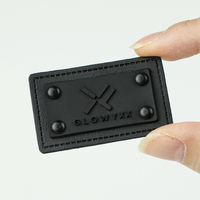 Étiquettes en cuir PU combinées avec des patchs 3D personnalisés en silicone pour vêtements, sacs et chaussures