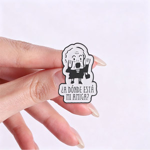 Broche émaillée « Vieille dame de dessin animé » <span class=keywords><strong>en</strong></span> <span class=keywords><strong>noir</strong></span> <span class=keywords><strong>et</strong></span> <span class=keywords><strong>blanc</strong></span> avec citation espagnole pour décorer un sac à dos - Product Image 2