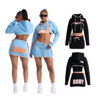 Ensemble décontracté 2 pièces pour femme : sweat à capuche super court imprimé lettres avec bordure contrastante et mini-jupe à cordon de serrage