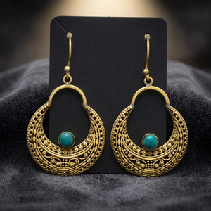 Pendientes Huggie Redondos de Latón con Baño de Oro de 18k y Gema de Turquesa, Modernos para Niños, Ideales para Aniversario - Product Image 3