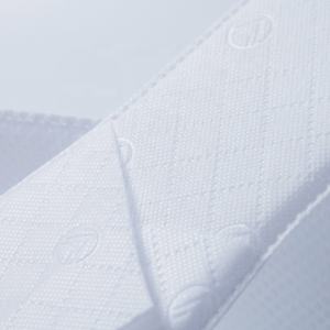 Pantoufles d'hôtel jetables en tissu non tissé de spa blanc personnalisé 100% dégradables et antidérapantes - Product Image 2