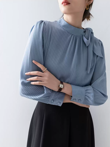 Blusa Elegante para Mujer, Estilo Ejecutivo para el Trabajo, con Cuello de Lazo, Manga Larga y Rayas de Satén - Product Image 2