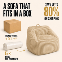 Neu eingetroffener Akzentstuhl: Luxuriöses, beige, abgerundetes Sofa mit breiter Sitzfläche in Kompressionsverpackung für moderne Wohnzimmer