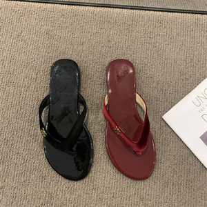 Pantoufles plates rétro Les femmes portent des sandales de bord de mer à l'extérieur en été Tongs rouges à la mode, simples et polyvalentes - Product Image 2