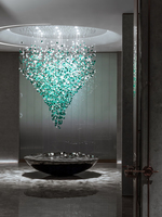 La zone de réception et de négociation du hall de l'hôtel est décorée de suspensions colorées en cristal de pierre irrégulière