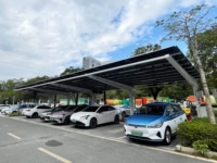 Système de carport solaire en acier au carbone Dinfura, surface galvanisée à chaud, garantie 15 ans, certifié ISO9001, abri de stationnement facile à installer