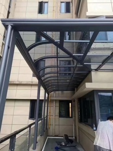 Abri d'auto extérieur en aluminium Polycarbonate Toit Patio Auvent Garages avec <span class=keywords><strong>bois</strong></span> traité thermiquement et cadre en acier pour abris d'auto - Product Image 4