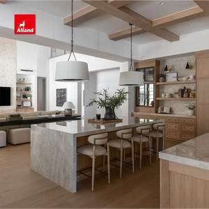 ตู้ครัวไม้โอ๊คสีขาวสไตล์ฟาร์มเฮาส์ พร้อมคานเพดานแบบอเมริกันสั่งทำพิเศษ ประตูกระจก และเคาน์เตอร์ควอตซ์ - Product Image 2