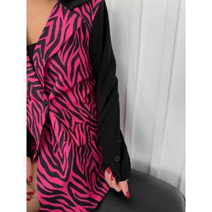 Chaqueta de Mujer con Estampado de Cebra Fucsia, Talla S, Blazer con Mangas Negras y Diseño de Solapa - Product Image 2