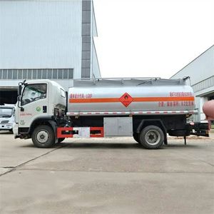 Camion-citerne Dayun 4x2 neuf, capacité 1000 litres, pour le transport d'huile de palme - Product Image 3