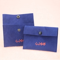 Sac de pochette à bijoux cadeau en velours imprimé logo personnalisé bleu avec rabat pochette en daim pochette d'emballage de bijoux