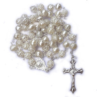 Collier pendentif croix de Jésus avec perles de chapelet en forme de rose et de fleur, perles blanches de 8 mm, vente en gros YWJC Crystal