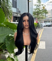 Perruque synthétique HD 13x4 Lace Front sans colle en fibre Futura Premium, noire, ondulée, résistante à la chaleur, naturelle et réaliste, vente en gros