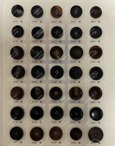 गुणवत्ता सुनिश्चित 4 छेद कॉफी ब्राउन असली बैल स्टॉक सामान सूट के लिए प्राकृतिक कस्टम काले सींग के बटन - Product Image 4