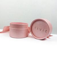 Boîte à bijoux en papier avec logo de marque personnalisé, surface en cuir, avec colliers de perles de luxe