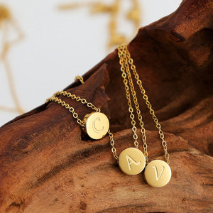 Collar de Joyería con Colgante de Letra A C V en Acero Inoxidable 316L Resistente al Agua y al Deslustre, Chapado en Oro de 18k para Mujer - Product Image 2