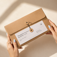 Boîte cadeau en papier kraft pour café avec fermeture à cordon et bouton, emballage personnalisé avec logo pour torréfacteurs, cafés et marques de boutiques