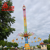 Manèges colorés et palpitants au parc d'attractions : installations de la Tour Volante rotative