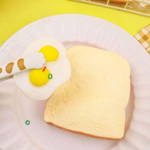 Jouet anti-stress en TPR souple et ultra-résistant à la compression, en forme de petit-déjeuner (œuf et pain grillé), mignon, pour la décompression et le plaisir culinaire - Product Image 6