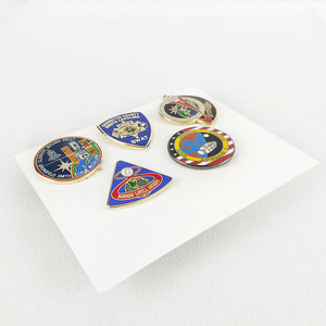 Badge personnalisé en alliage de zinc de style américain, double thème, vintage, irrégulier, avec assurance commerciale - Product Image 4