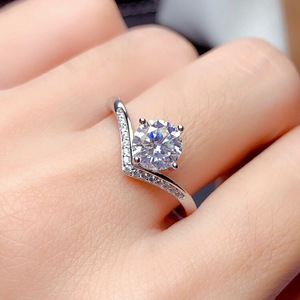 Anello a corona a forma di V per donna, gioielli da dito eleganti e scintillanti - Product Image 3