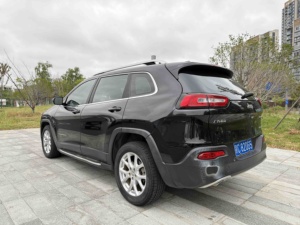 Barato 2017 <span class=keywords><strong>Jeep</strong></span> <span class=keywords><strong>Cherokee</strong></span> 2.0L SUV Volante a la izquierda Asientos <span class=keywords><strong>de</strong></span> cuero Interior oscuro R17 Neumáticos Automático AC Techo solar panorámico - Product Image 6