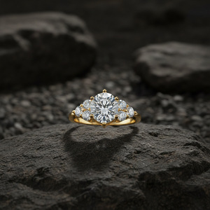 Anillo de Compromiso de Moissanita Chapado en Oro de 18K para Mujer, Corte Brillante Redondo, Engaste de Garras, Estilo Corona, Anillo de Boda Clásico - Product Image 3