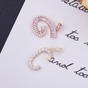 Collar con inicial de oro y diamantes de 10k - Product Image 4