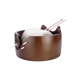 Bol à fil en bois rond portable de 15 cm pour le tricot à la main avec aiguilles à tricoter roses et fil blanc inclus - Product Image 1