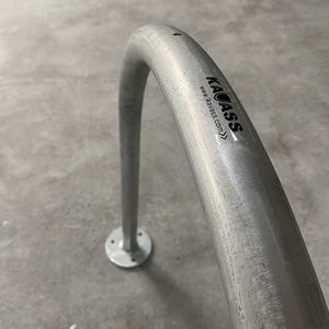 Poteau d'attelage robuste à double face pour <span class=keywords><strong>vélo</strong></span> 2 cerceaux en U à boucle large inversée commerciale dans le <span class=keywords><strong>support</strong></span> de stationnement de <span class=keywords><strong>vélo</strong></span> au <span class=keywords><strong>sol</strong></span> - Product Image 5