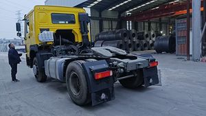 Tracteur à essieu simple HOWO 4x2 6 roues diesel de marque chinoise de premier plan, en excellent état de marche, prix compétitif - Product Image 5