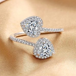 Anello di fidanzamento aperto con doppio cuore in zircone per donna, gioiello romantico ed elegante - Product Image 2