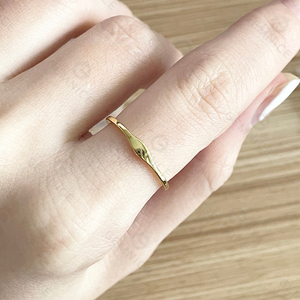 Gemnel Logo gravable Bague chevalière ovale plaquée or pour femme - Product Image 2