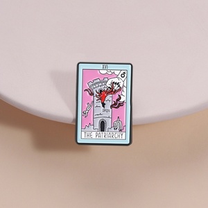 Broche Rectangular Pintado con Diseño de Carta del Tarot en Inglés Europeo y Americano, Puño de Poder, Versátil para Regalo o Accesorio - Product Image 1