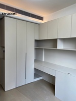 Armoire autoportante pratique et personnalisable, en bois massif, avec rangement classifié pour la zone de dressing de la chambre