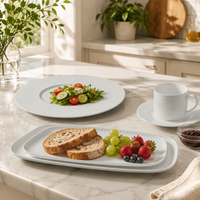 Service de vaisselle en céramique élégant blanc céladon avec motifs floraux en relief, assiettes coupes et assiettes à dessert, idéal pour mariage et cadeaux.