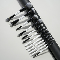Ensemble de pinceaux de maquillage professionnels tendance à double embout, manche noir et blanc, kits de pinceaux pour fond de teint et estompage, poils synthétiques