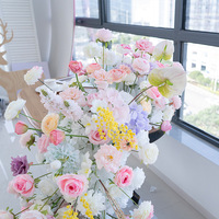 Arrangement de fleurs artificielles en soie rose rêveuse en cascade, décoration photographique, centre de table tendance pour hôtel, tables longues