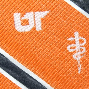 Cravatta personalizzata associazione all'ingrosso arancione a strisce di carbone Logo bianco scuola medica tessuto di seta cravatta al collo su misura - Product Image 4