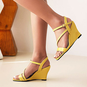 Sandales compensées tendance Xuanhui à bout carré et multi-brides en PU jaune pour femme, idéales pour l'été et les fêtes à la plage - Product Image 4