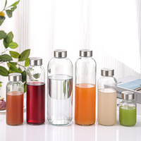 Bocaux de conservation cylindriques en verre lisse avec couvercles hermétiques en acier, idéaux pour les boissons maison à base de plantes, d'eau et de fruits, et pour le rangement en cuisine.