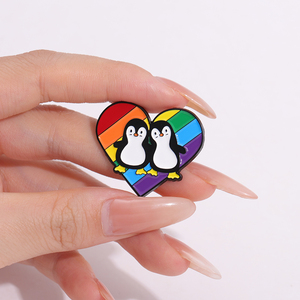 Adorabile coppia di pinguini spille personalizzate con smalto amore e orgoglio cuore arcobaleno spilla distintivi gioielli LGBT regalo per persona preferita - Product Image 1