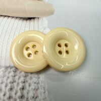 Bouton rond coloré 4 trous en résine plastique de grande taille brillant de haute qualité pour vêtements, vente en gros