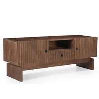 Meuble de rangement en bois massif avec des sculptures uniques et un plateau large pour le salon