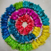 Plumes de queue de coq Schlappen blanchies et teintes, enfilées, multicolores, vente en gros directe usine pour costumes de carnaval, fêtes et décorations
