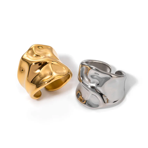 Bague ouverte de luxe en acier inoxydable plaqué or motif marteau géométrique irrégulier pour hommes et femmes - Product Image 1