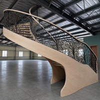 Escalier en colimaçon à marches courbes sur mesure en chêne rouge pour l'intérieur d'une villa
