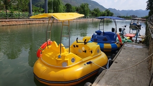 Bateaux gonflables électriques QIQU au design exclusif avec pistolet à eau, musique et lumières - Product Image 4