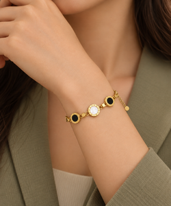 Bracelet en acier inoxydable avec chiffres romains et stations en nacre noire et blanche plaqué or 14 carats - Product Image 4