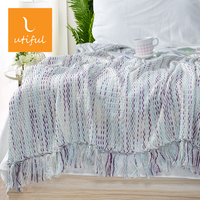 Couverture tissée à pompons teintée dans la section printemps-été pour la décoration intérieure
